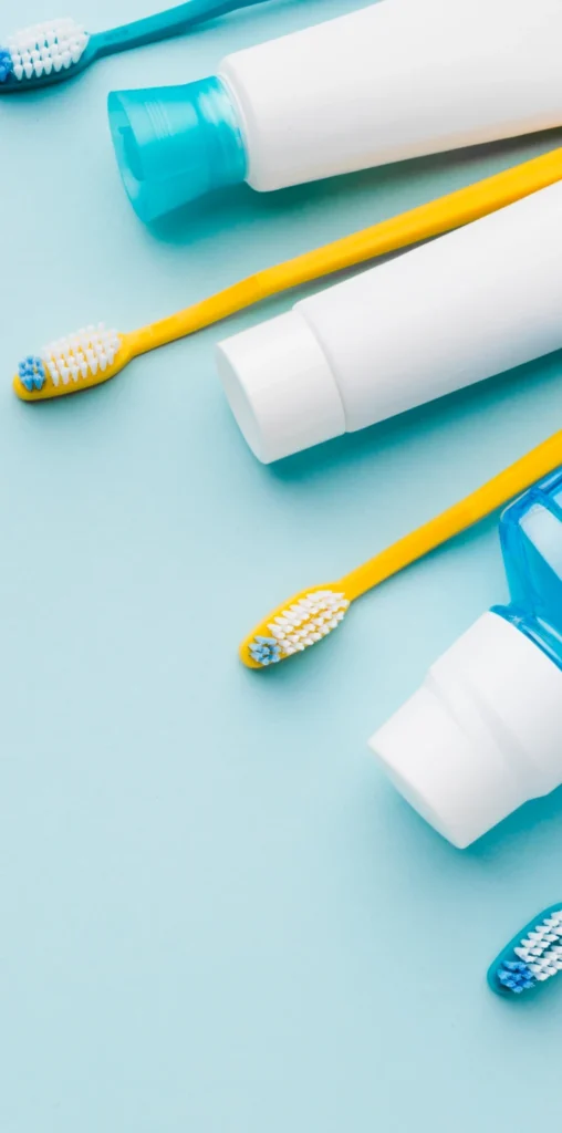 Brosses à dents colorées pour enfants sur fond bleu