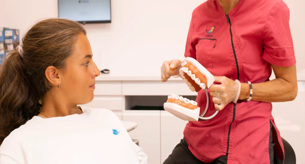 Jeune patiente écoutant les explications de l’orthodontiste au cabinet